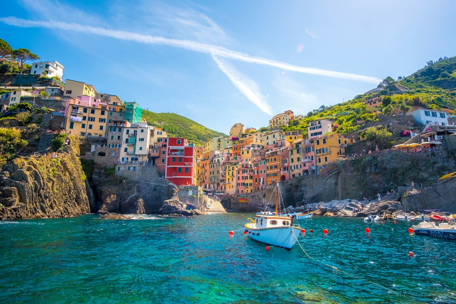 Borgo colorato delle Cinque Terre a picco sul mare ligure