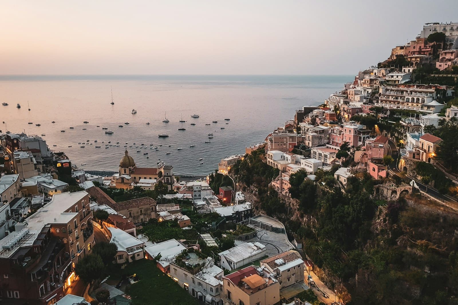 Coppia su una terrazza panoramica a Positano sulla Costiera Amalfitana