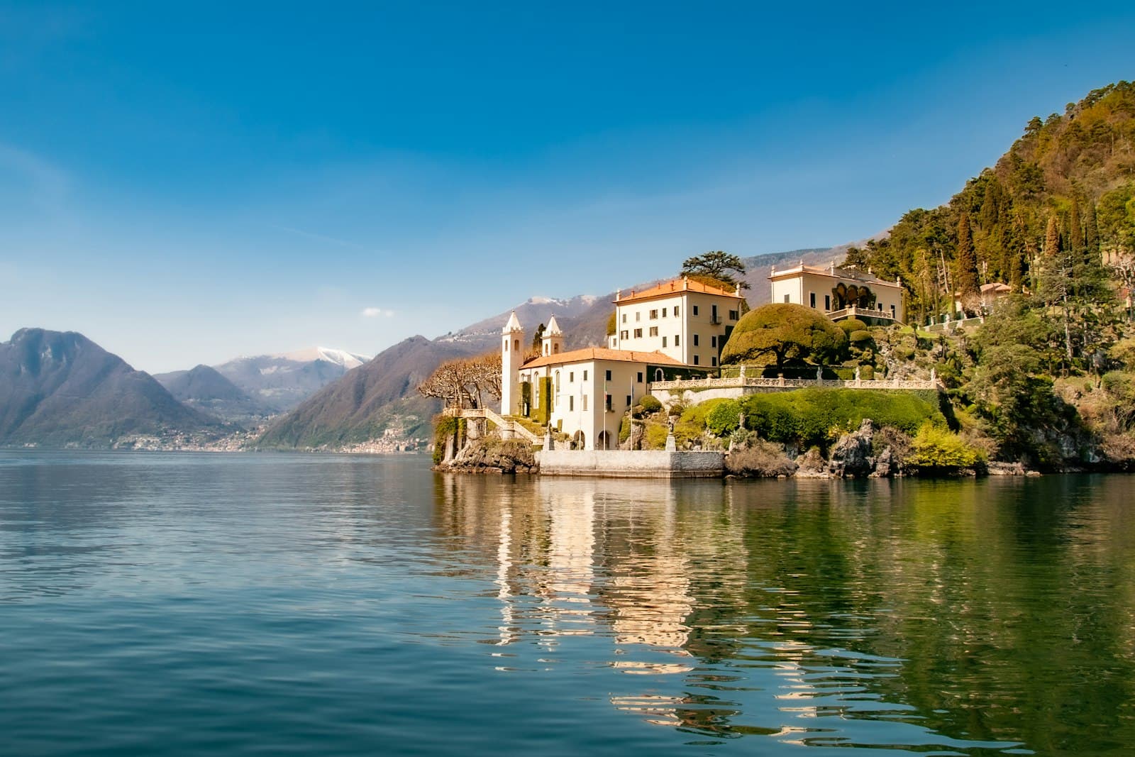 Villa e giardini affacciati sul Lago di Como tra le montagne