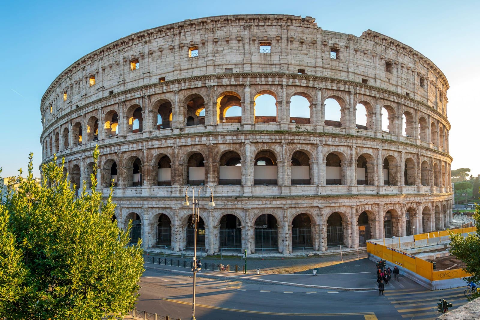 Vista panoramica di Roma all’alba con la cupola di San Pietro